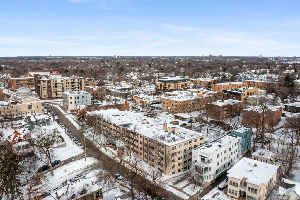 Photo of 2700 W 44th Street #403, Minneapolis, MN 55410 (MLS # 7035705)