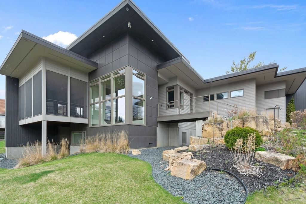 Photo of 702 Valley Way, Hopkins, MN 55305 (MLS # 7033204)