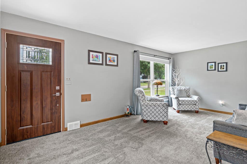 Photo of 1692 Iowa Avenue E, Saint Paul, MN 55106 (MLS # 7103286)