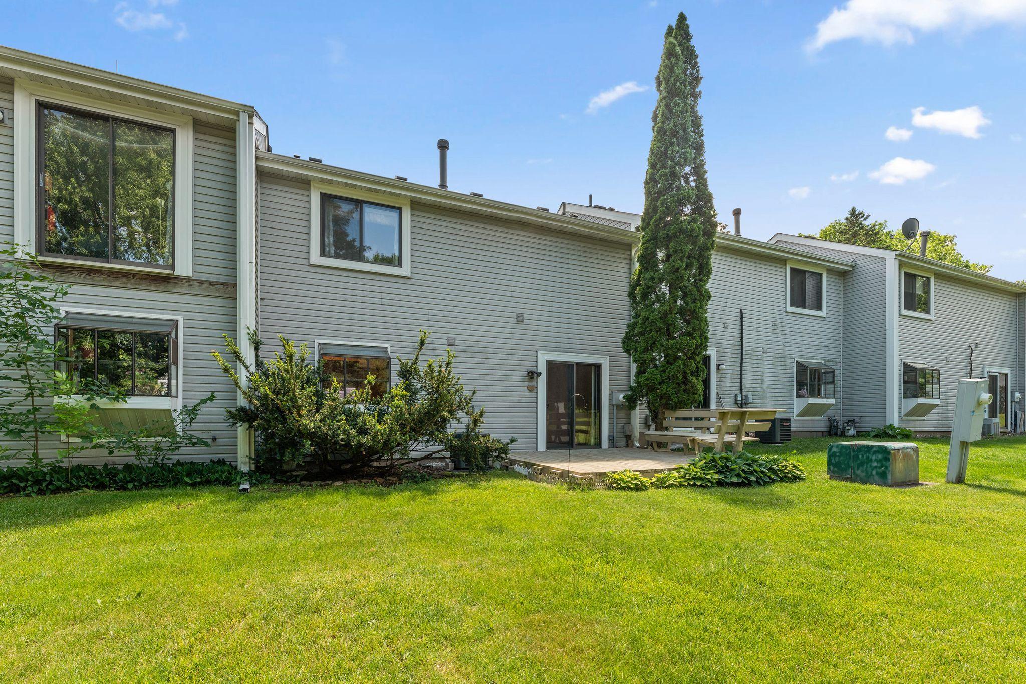 943 Sylvia Lane