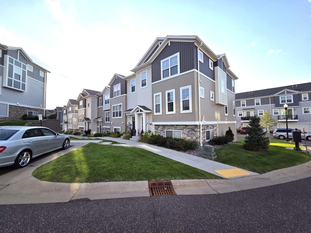 Photo of 2234 Gateway Curve, North Saint Paul, MN 55109 (MLS # 7000476)