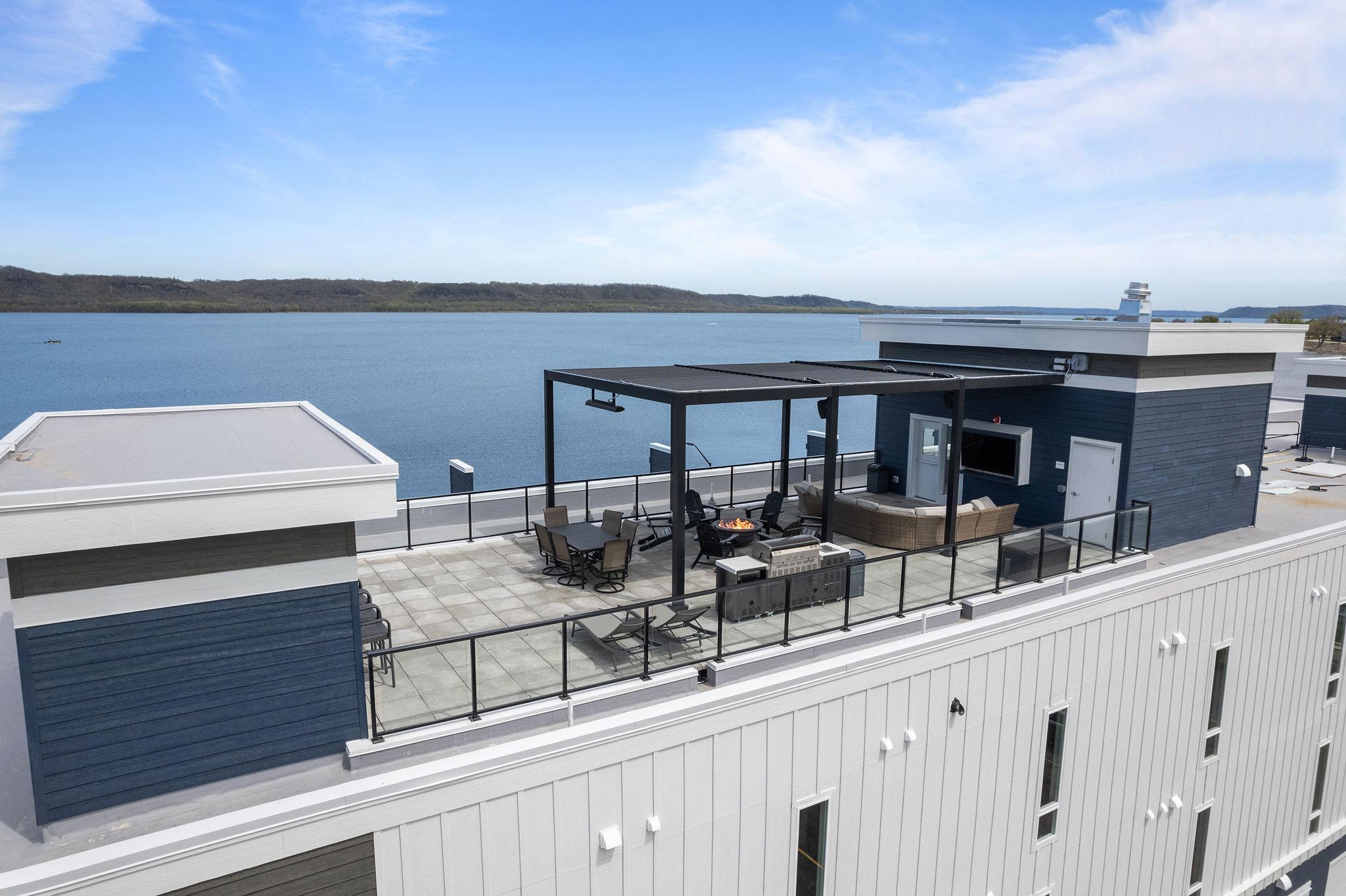 907 N Lakeshore Drive 204