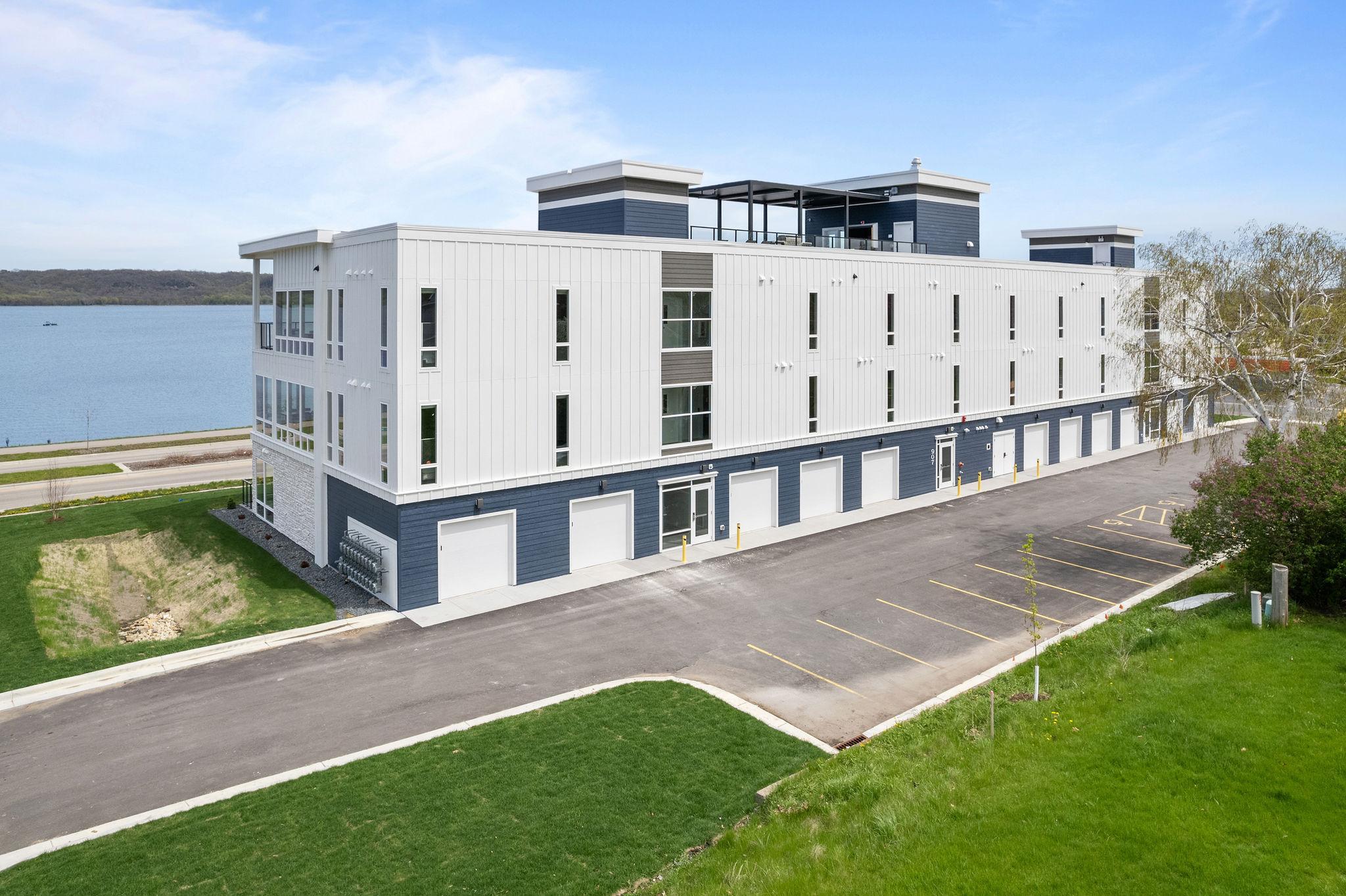 907 N Lakeshore Drive 204