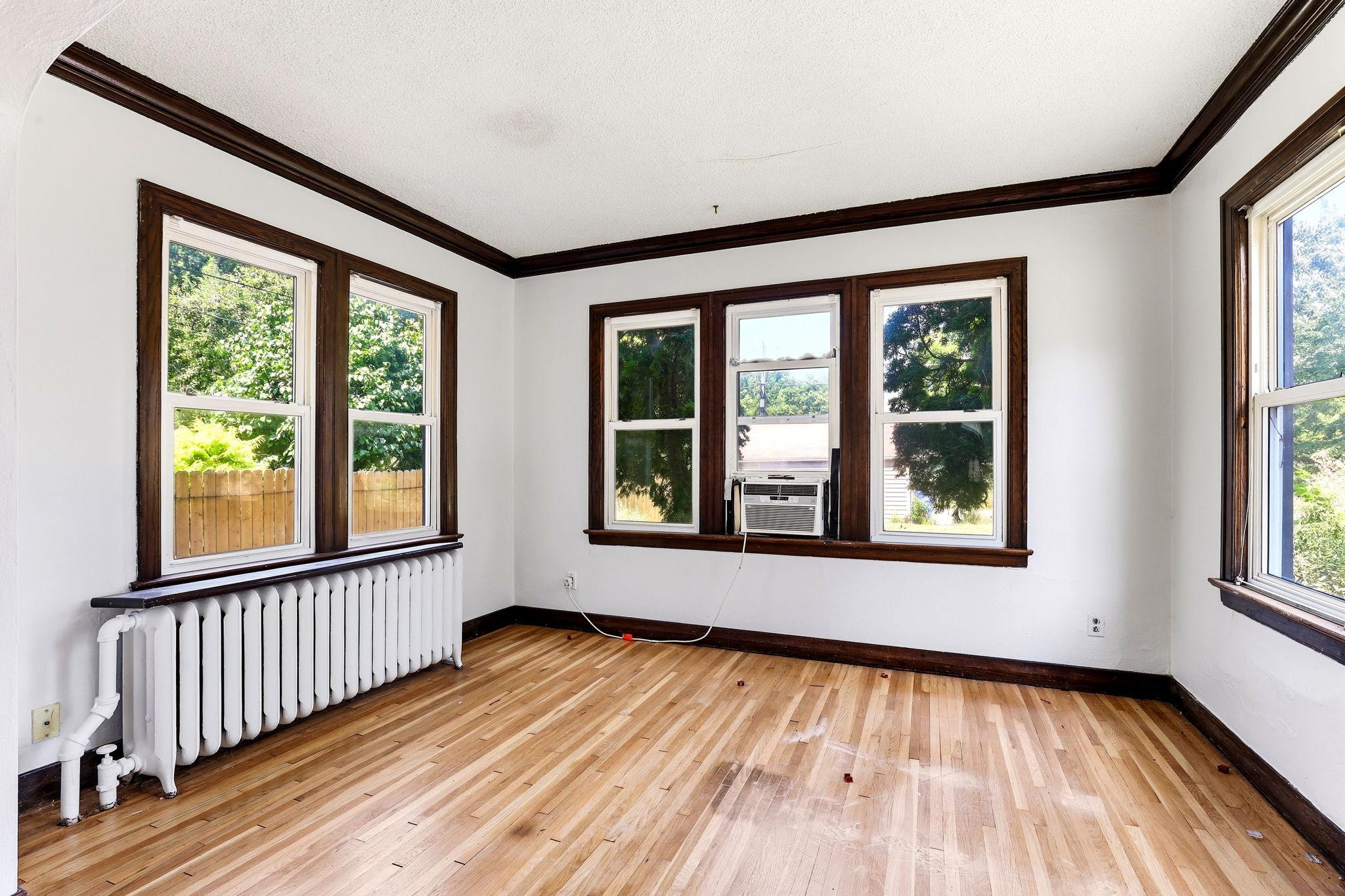 251 Stevens Street W
