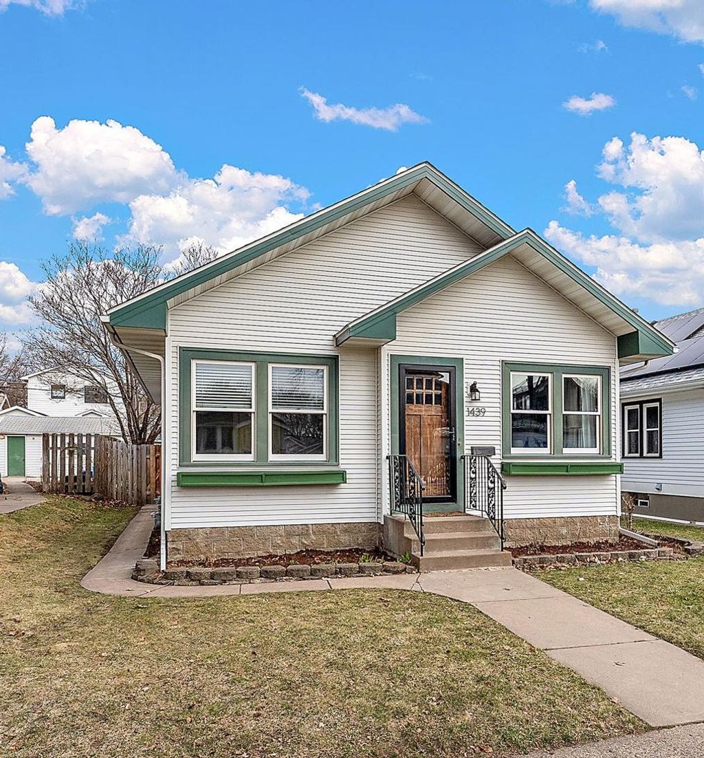 Photo of 1439 Juliet Avenue, Saint Paul, MN 55105 (MLS # 7018070)