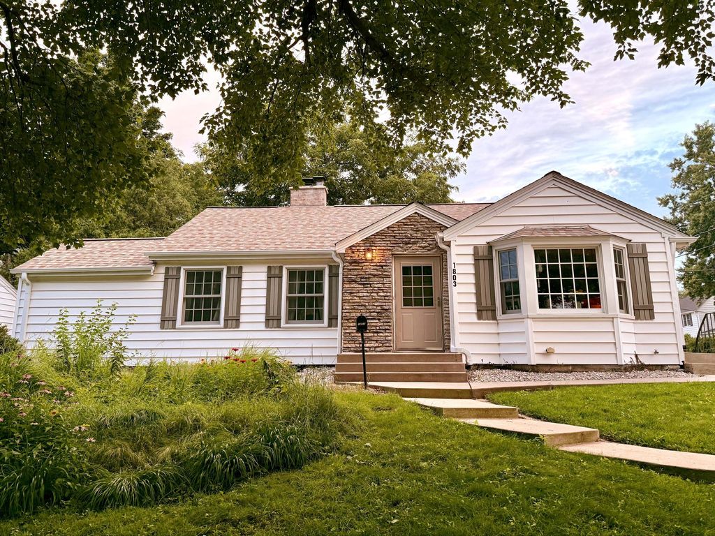 Photo of 1803 Arona Street, Falcon Heights, MN 55113 (MLS # 7045727)