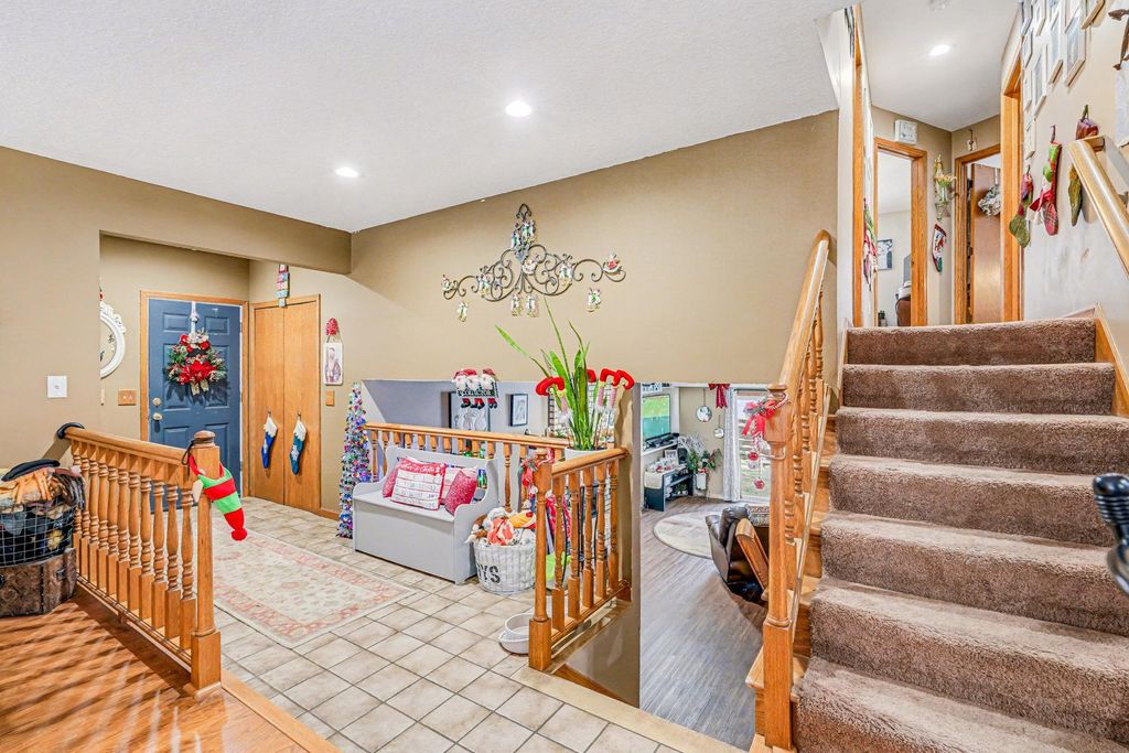 Photo of 14809 Southpointe Curve, Burnsville, MN 55306 (MLS # 6811104)