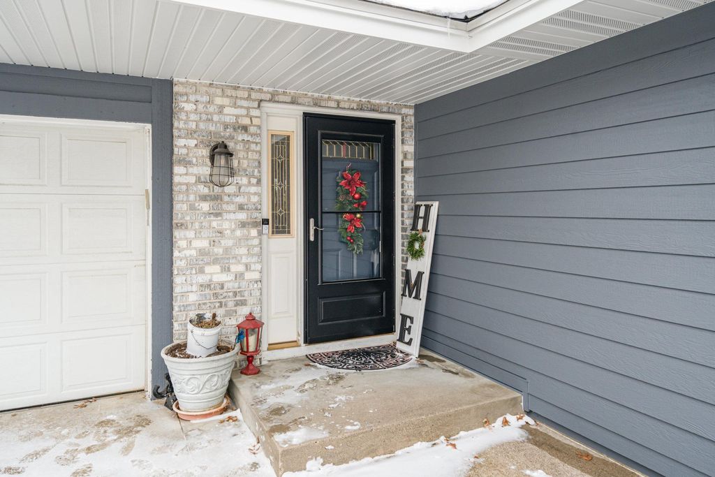 Photo of 14809 Southpointe Curve, Burnsville, MN 55306 (MLS # 6811104)