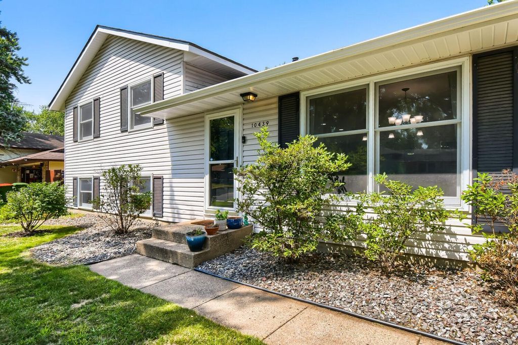 Photo of 10439 Thrush Street NW, Coon Rapids, MN 55433 (MLS # 7115018)
