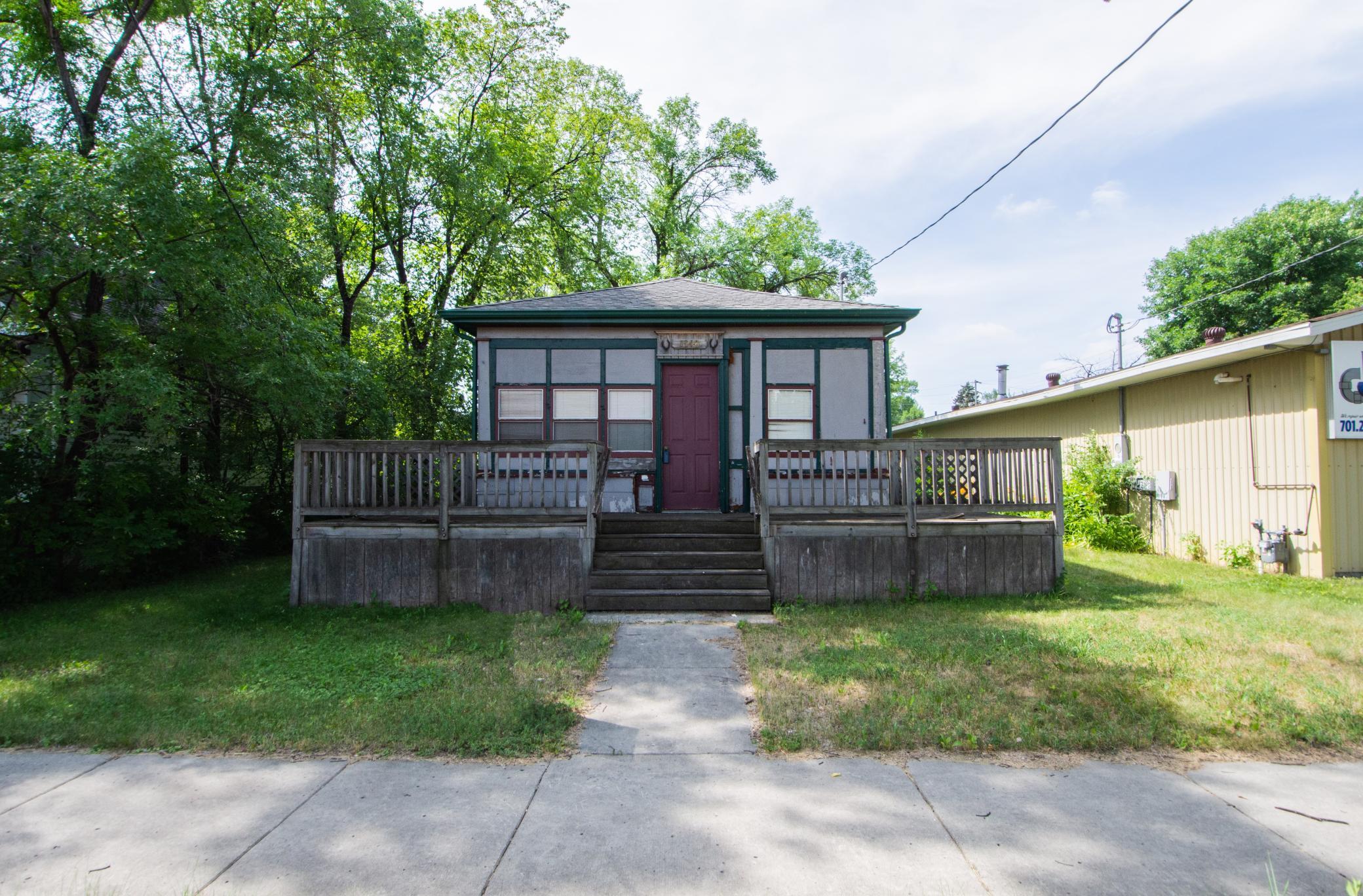 Photo 1 of 28 — 1340 4th Avenue N, Fargo, ND 58102