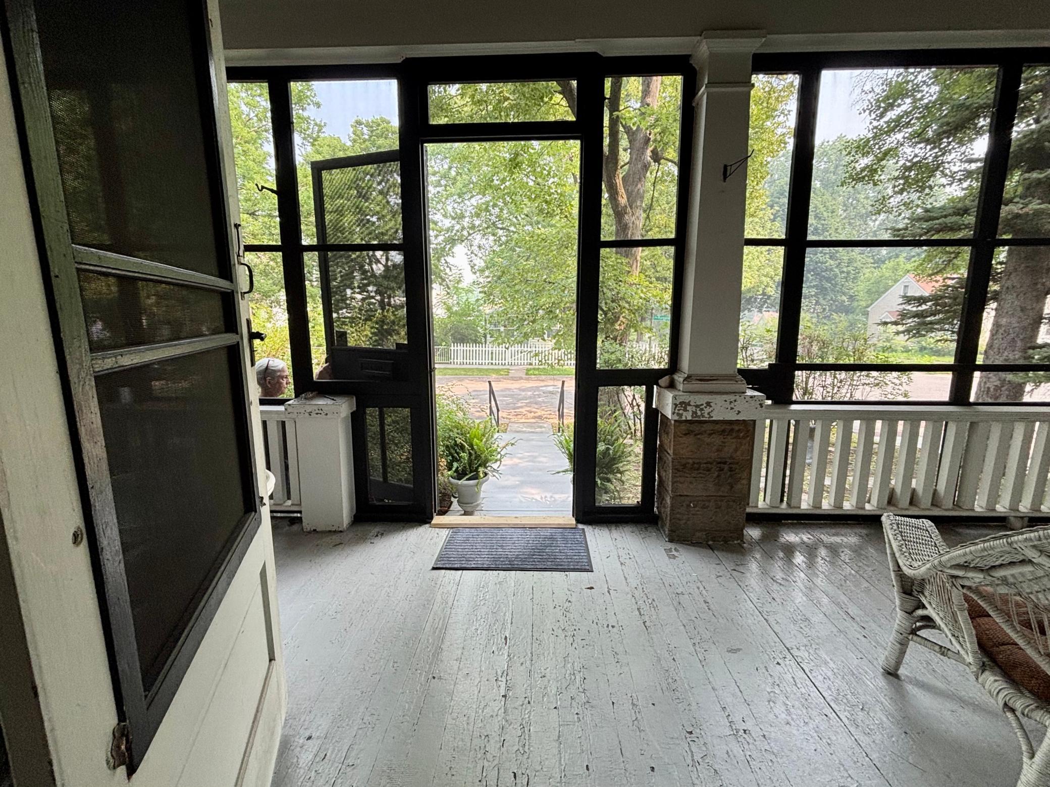 998 Margaret Street - Photo 4
