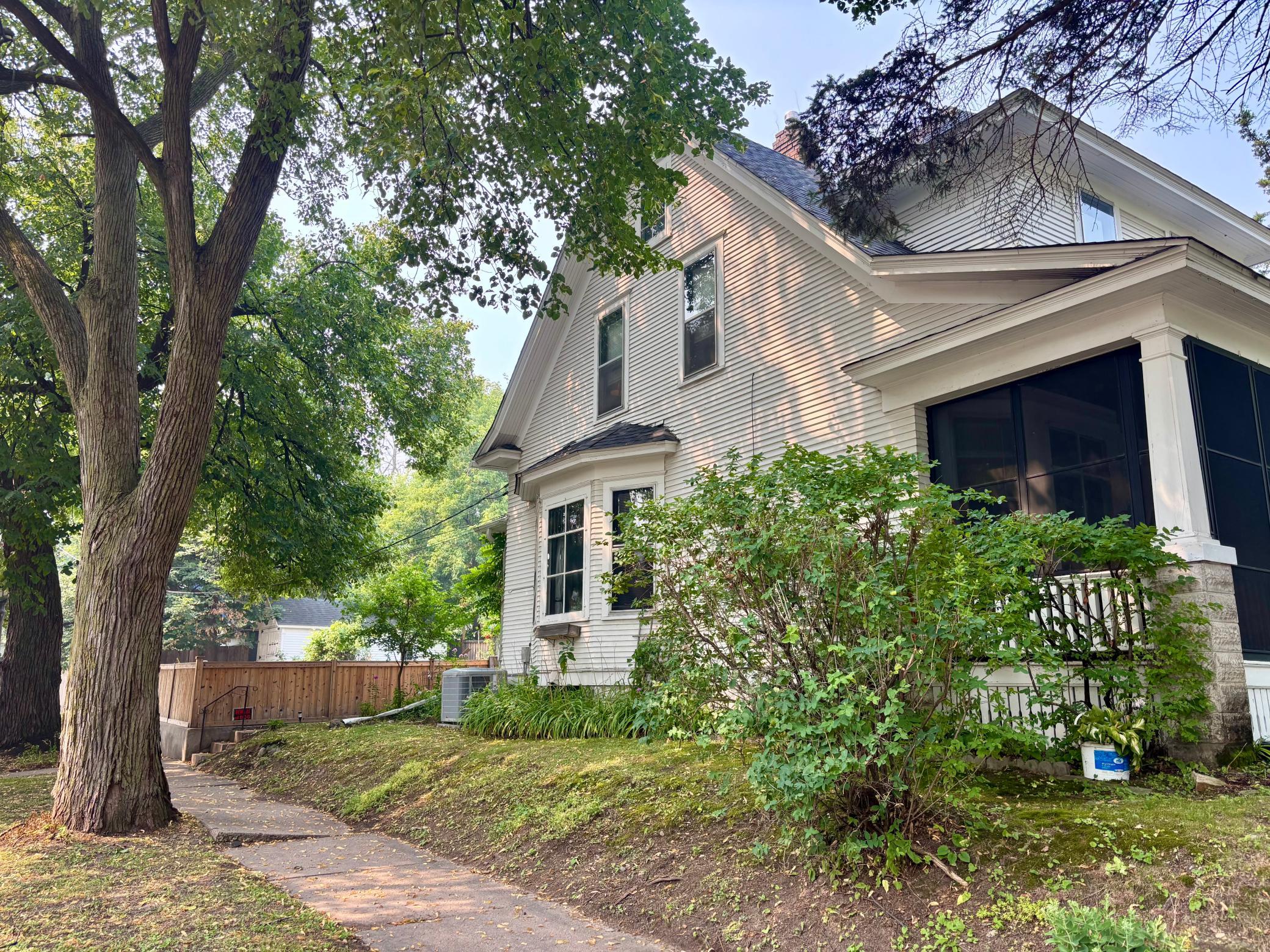 998 Margaret Street - Photo 3
