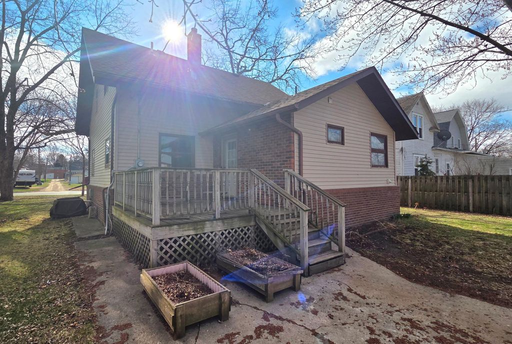 Photo of 511 W 1st Street, Lakefield, MN 56150 (MLS # 7049891)