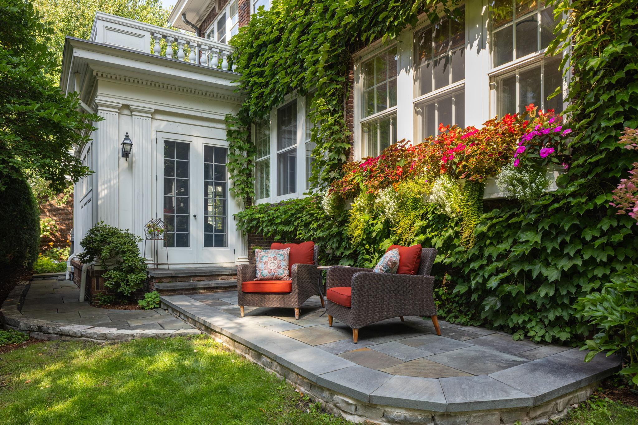 2400 W Lake Of The Isles Parkway