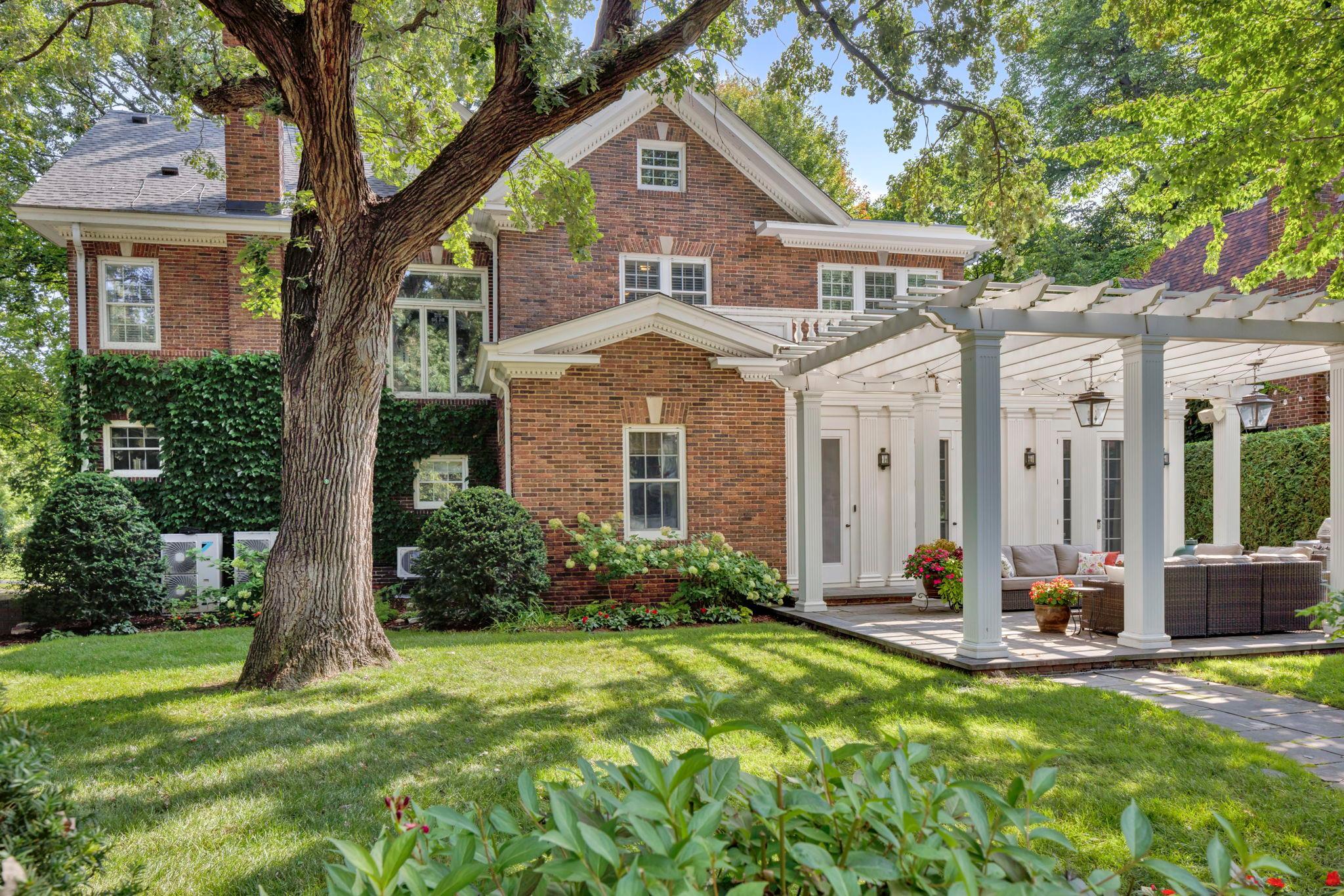 2400 W Lake Of The Isles Parkway