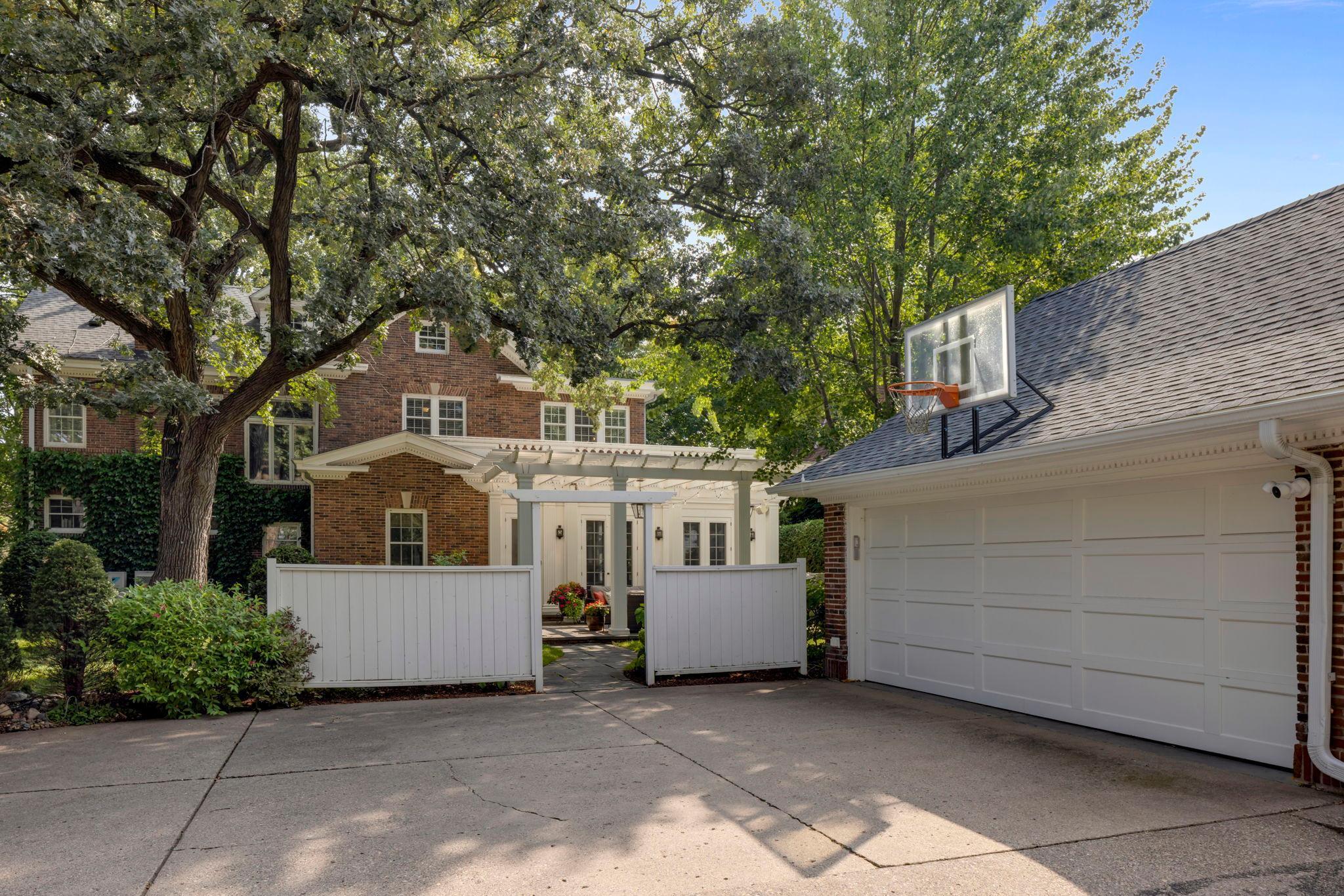 2400 W Lake Of The Isles Parkway