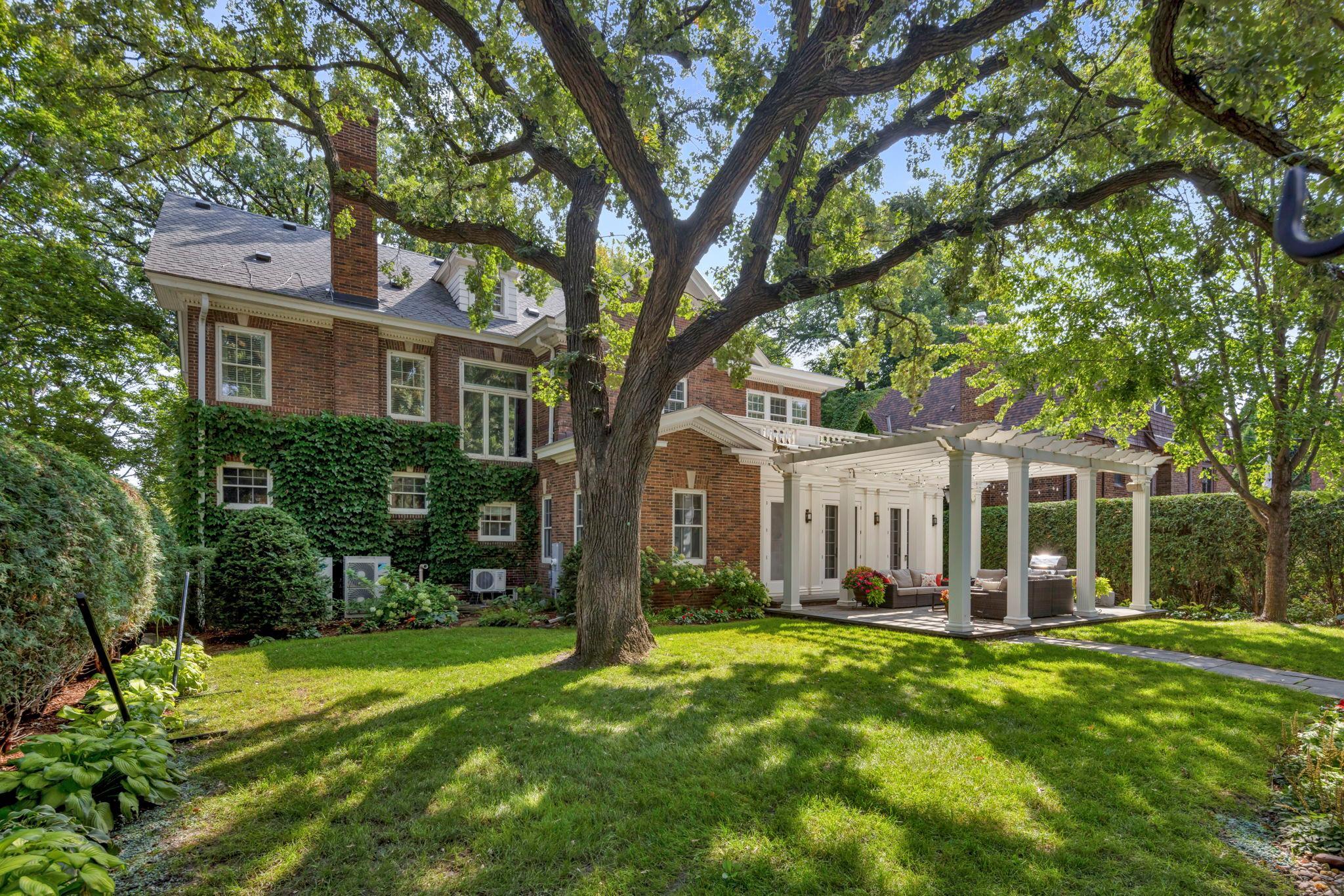 2400 W Lake Of The Isles Parkway