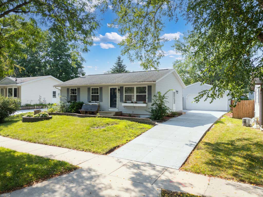 Photo of 622 30th Street NE, Rochester, MN 55906 (MLS # 7103155)