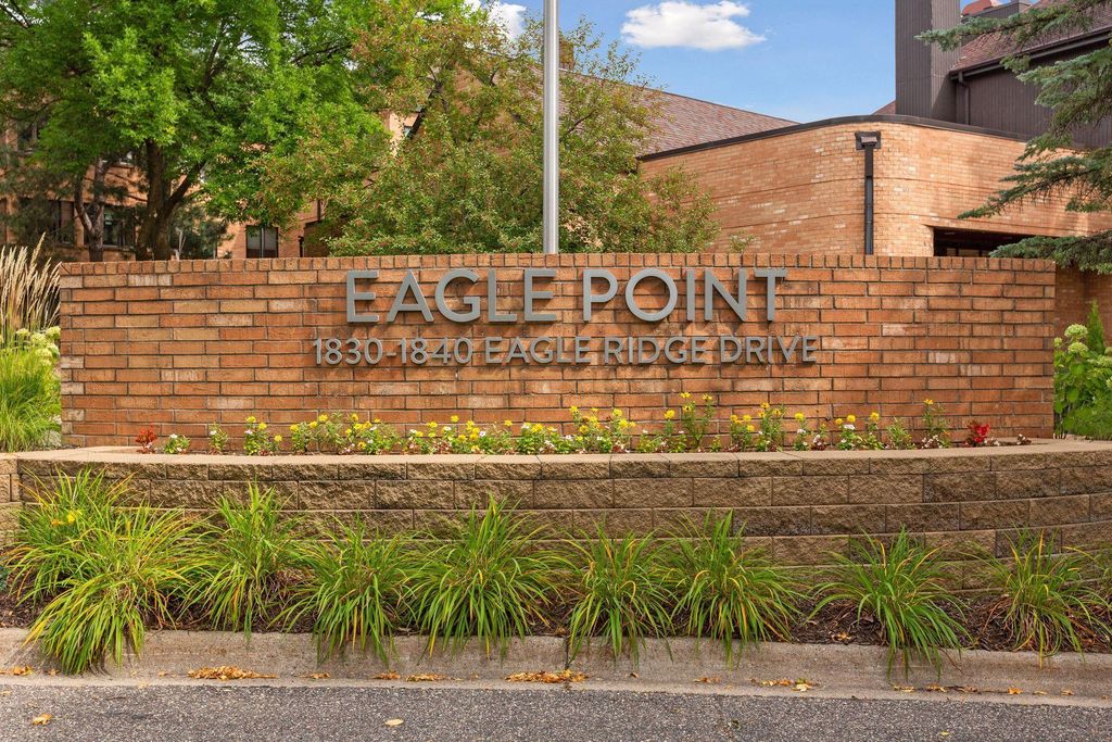 Photo of 1830 Eagle Ridge Drive #2010, Mendota Heights, MN 55118 (MLS # 7044412)