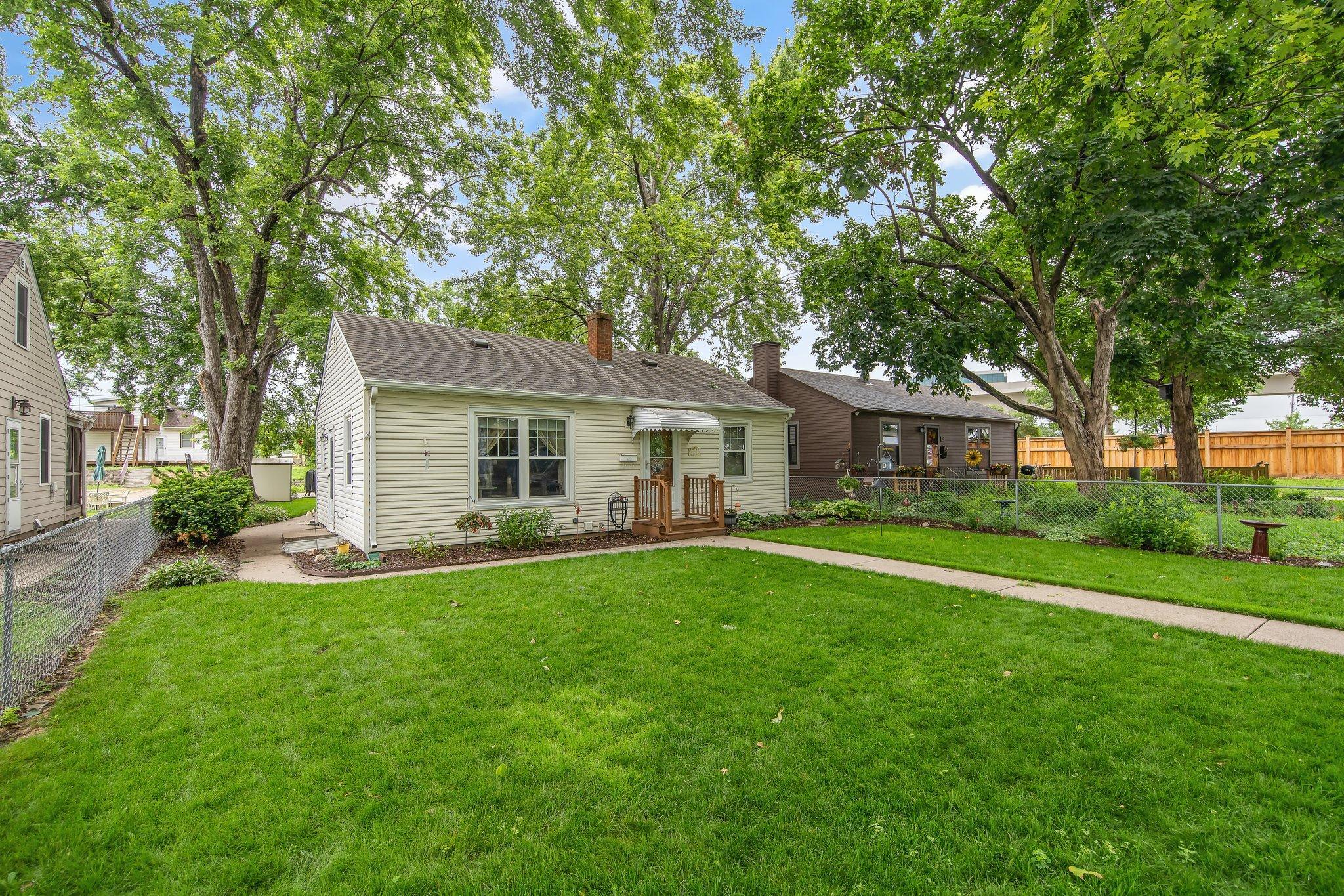 14 Jackson Avenue S