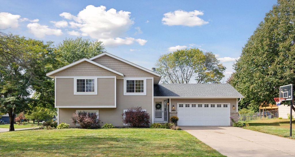 Photo of 2260 Hallmark Avenue N, Oakdale, MN 55128 (MLS # 7012960)