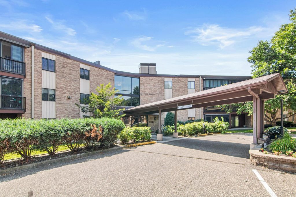 Photo of 2670 Oxford Street N #230, Roseville, MN 55113 (MLS # 7007200)