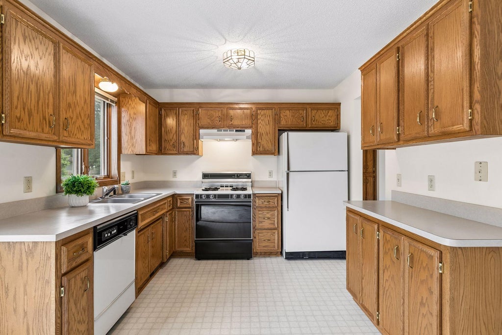 Photo of 972 Pointe Way, Eagan, MN 55123 (MLS # 7126446)