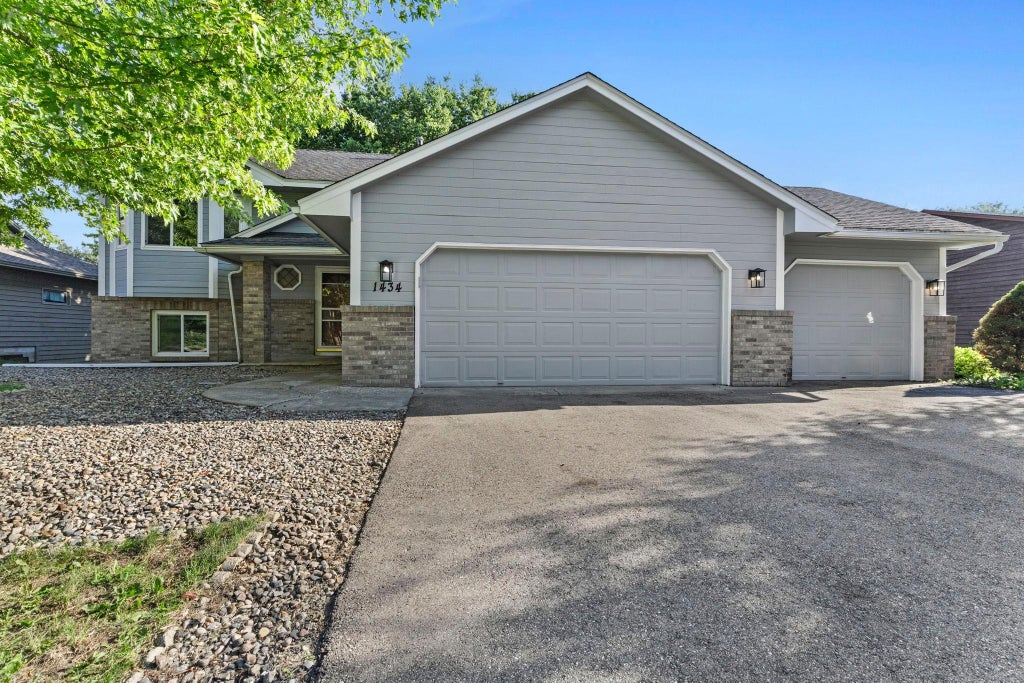 Photo of 1434 Eastlake Drive, Chaska, MN 55318 (MLS # 7111238)