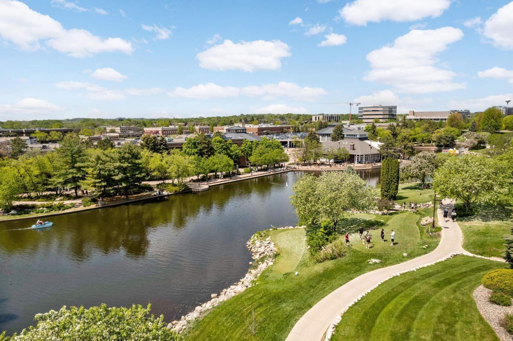 Photo of 7540 Edinborough Way #1319, Edina, MN 55435 (MLS # 7029432)