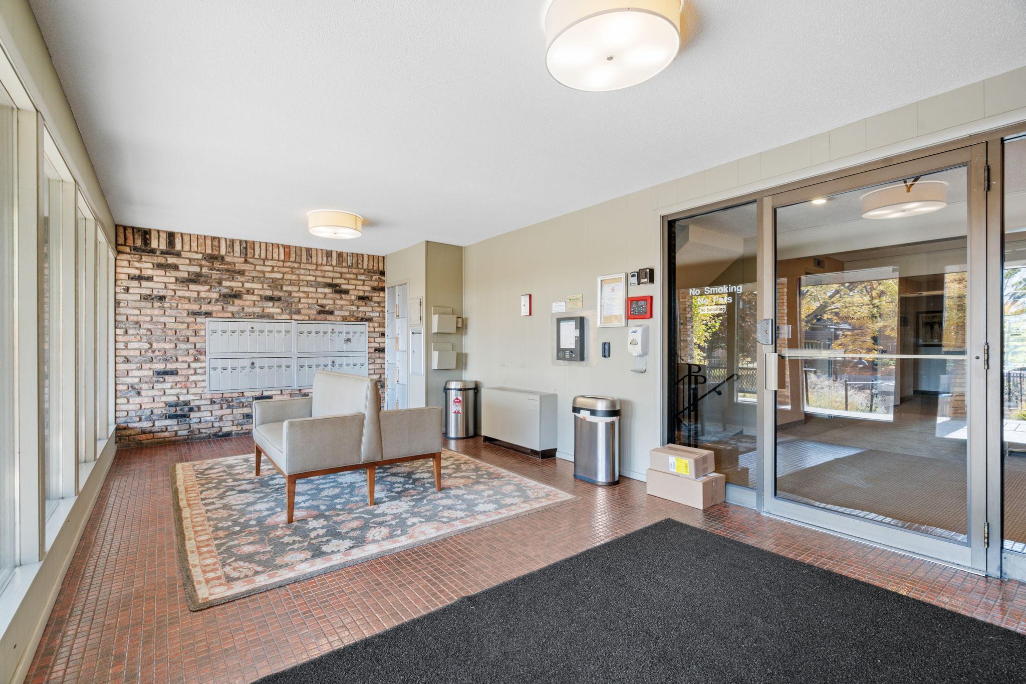 205 Barry Avenue S 114