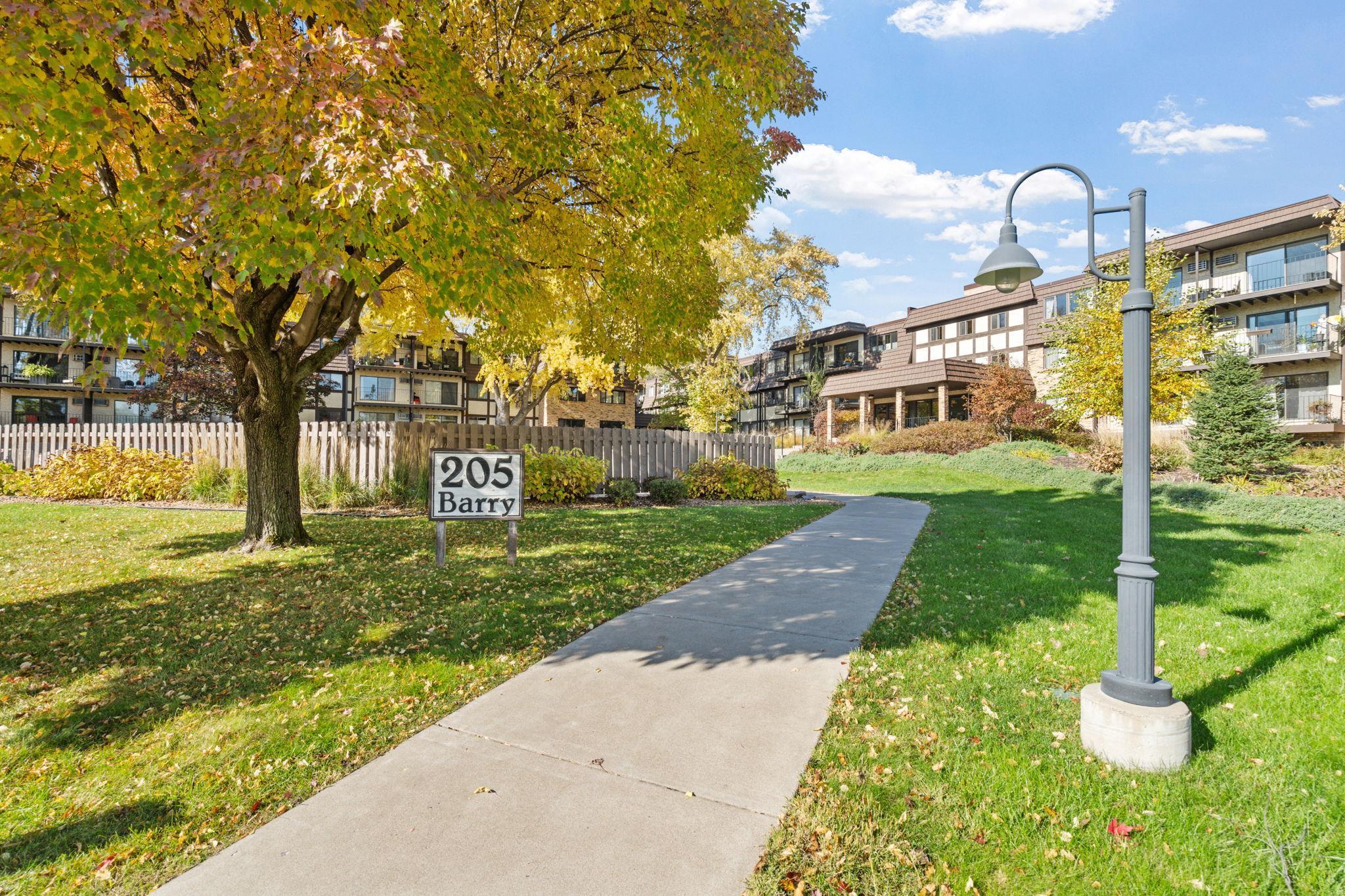 205 Barry Avenue S 114