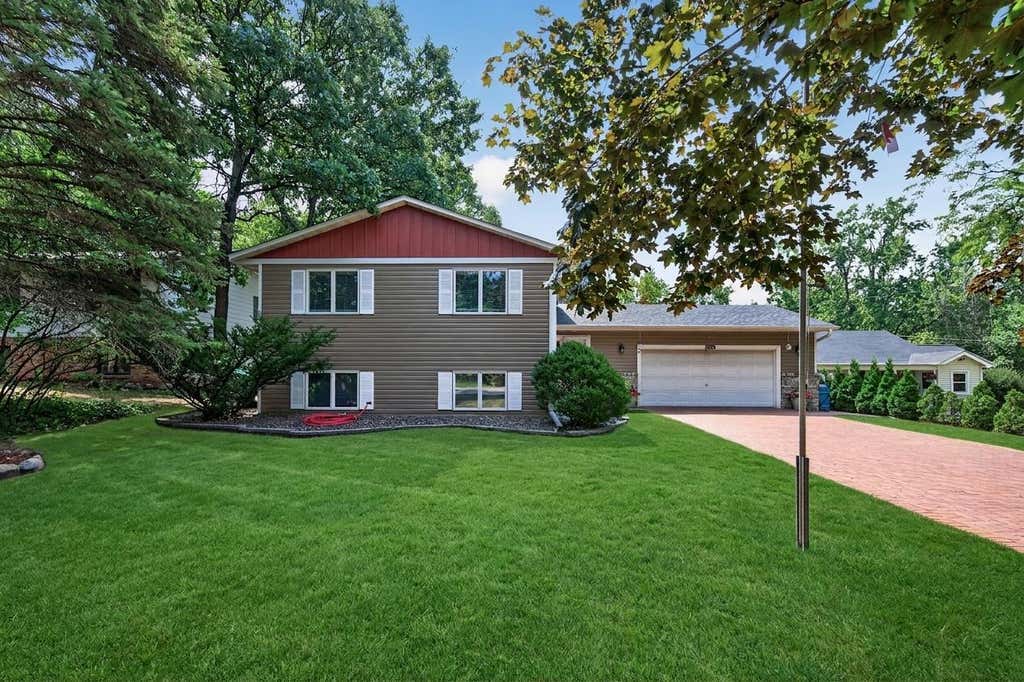 Photo of 2048 17th Avenue E, North Saint Paul, MN 55109 (MLS # 7125774)
