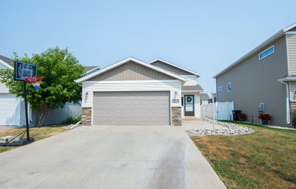 5837 58TH AVE S, FARGO, ND 58104 - Image aaac7ccab4bc72e7de50dc3bab94bdcb/1274537806