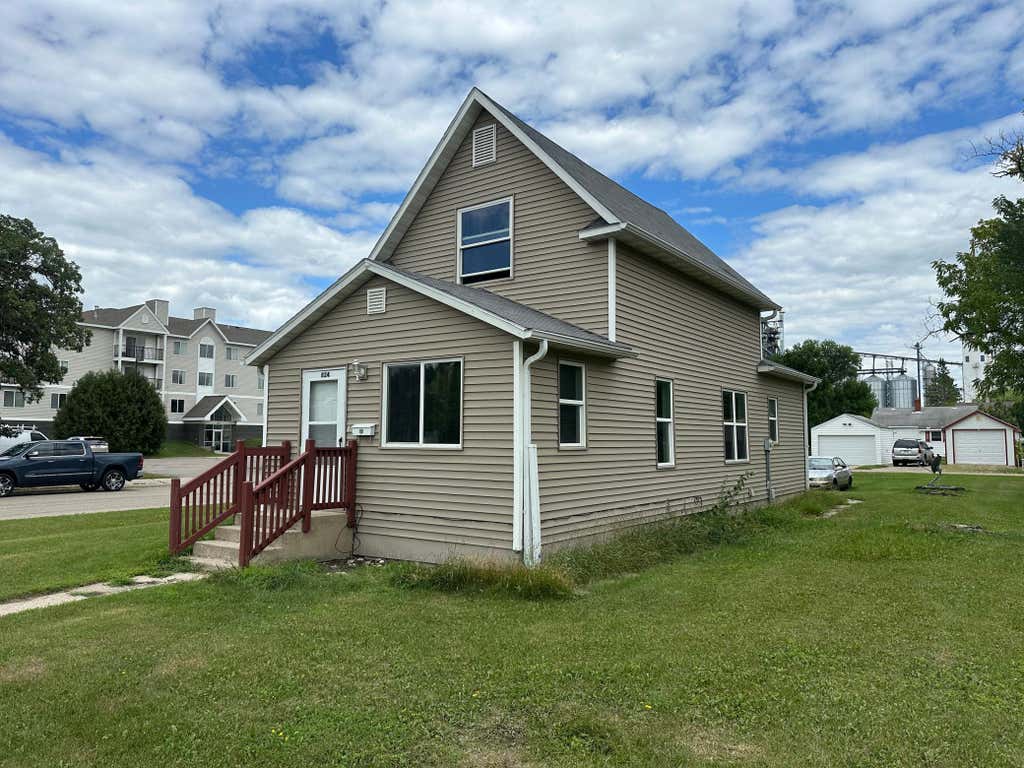 Photo of 824 Labree Avenue N, Thief River Falls, MN 56701 (MLS # 7121310)
