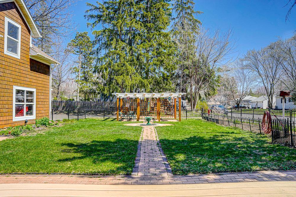 838 Willard Street W