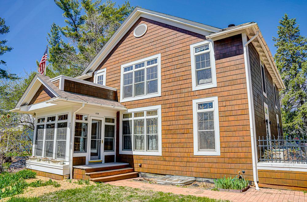 838 Willard Street W
