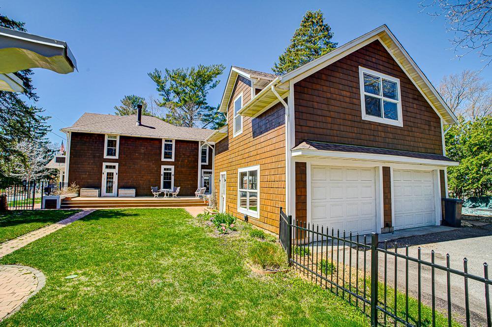838 Willard Street W