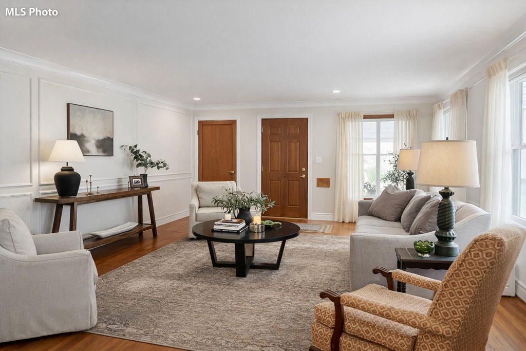 Photo of 424 Hamline Avenue S, Saint Paul, MN 55105 (MLS # 7019416)