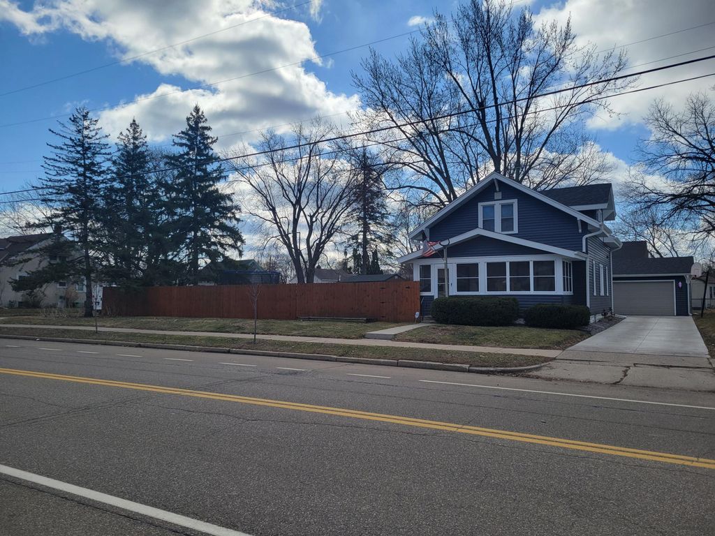 Photo of 2040 Stillwater Avenue E, Saint Paul, MN 55119 (MLS # 7053745)