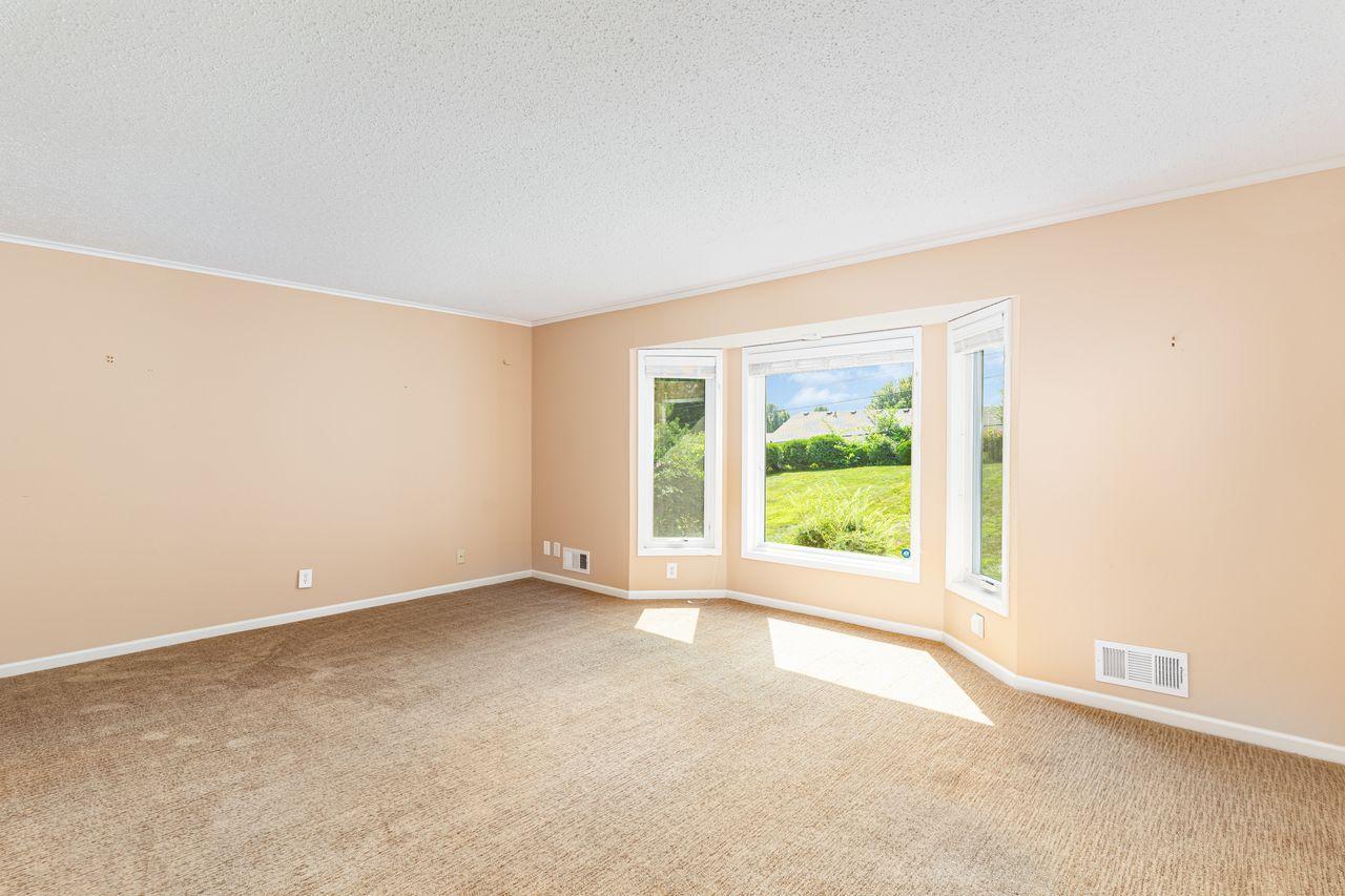13608 Wellington Crescent