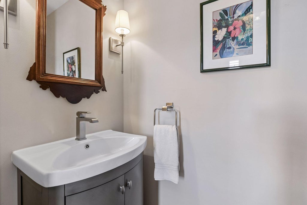 Photo of 1952 Dupont Avenue S, Minneapolis, MN 55403 (MLS # 7140229)
