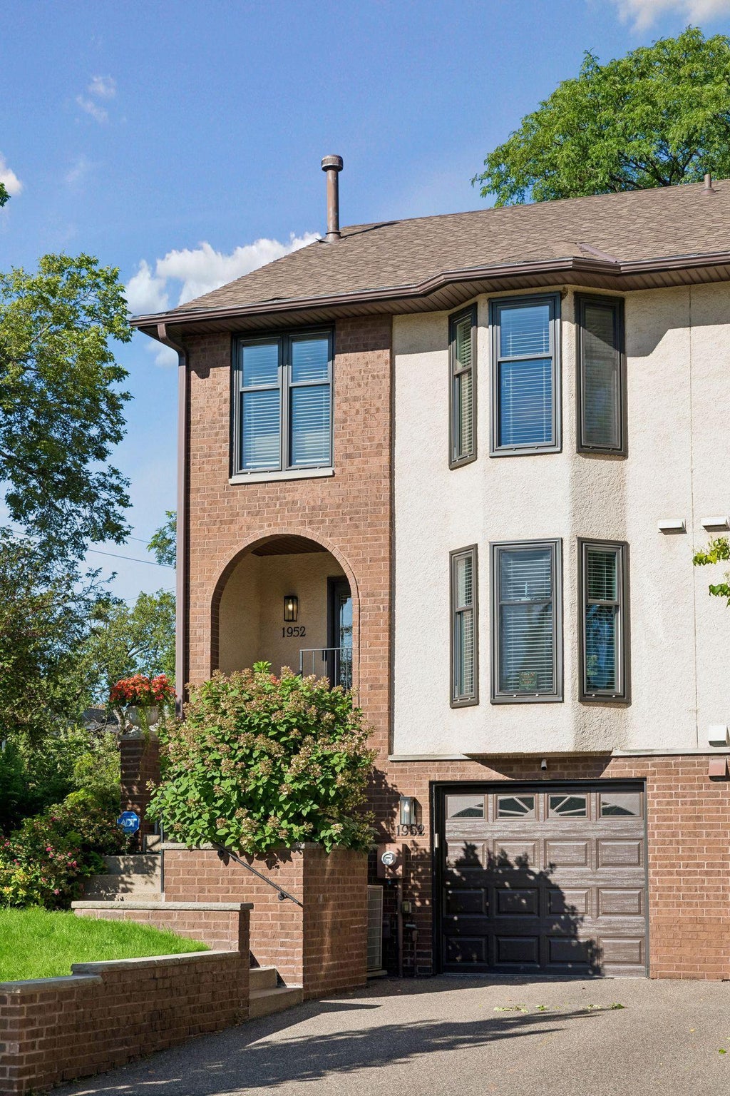 Photo of 1952 Dupont Avenue S, Minneapolis, MN 55403 (MLS # 7140229)