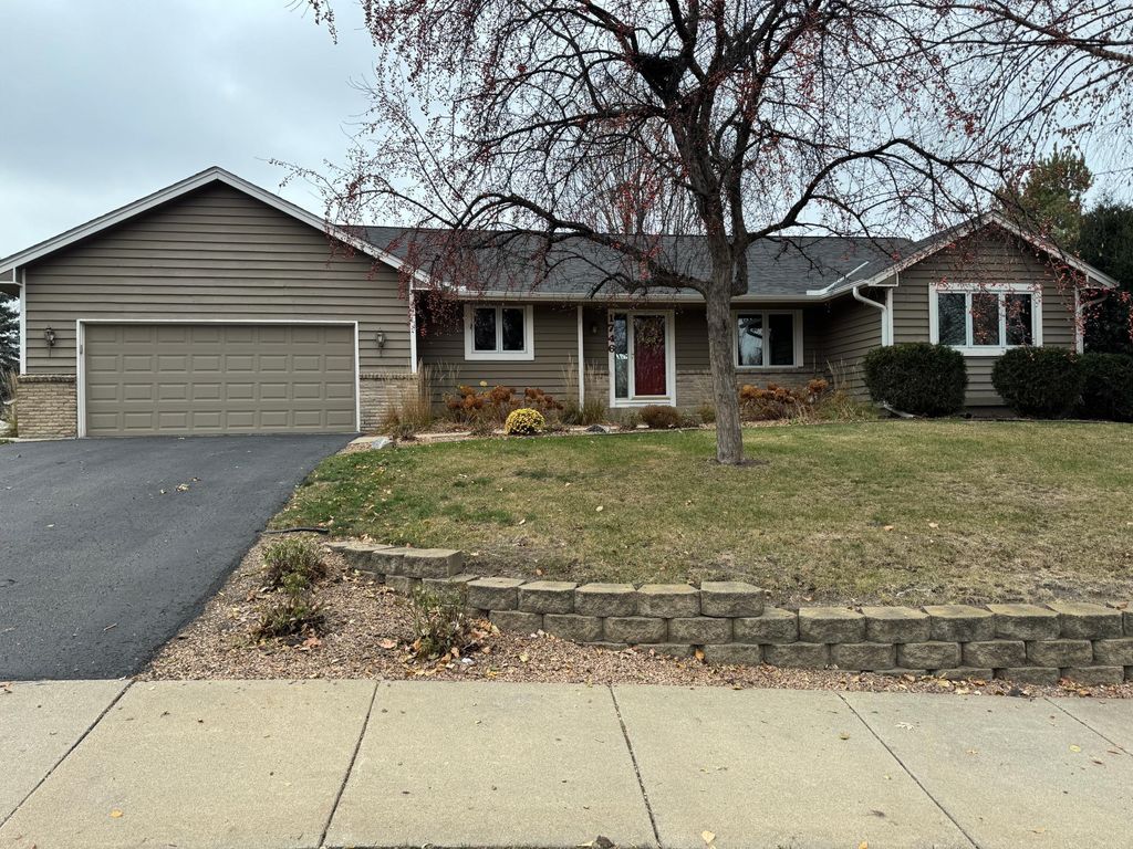 Photo of 1746 White Oak Drive, Chaska, MN 55318 (MLS # 6822200)