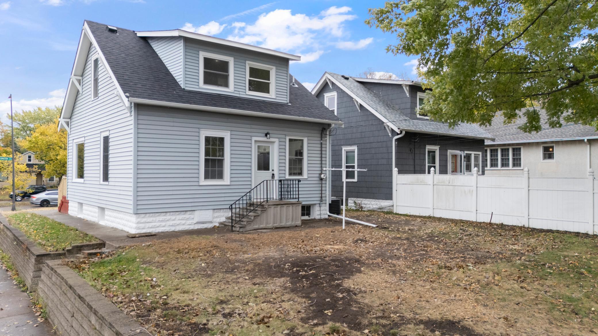 687 Lexington Parkway N