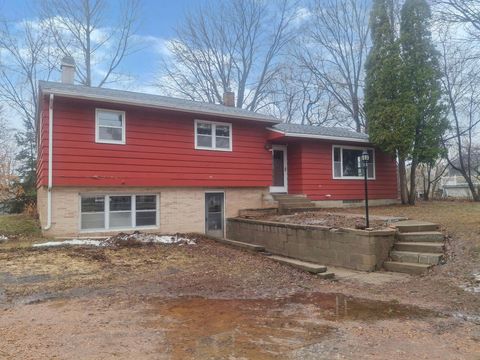 Photo of 910 Golf Course Road NW, Hutchinson, MN 55350 (MLS # 7078091)