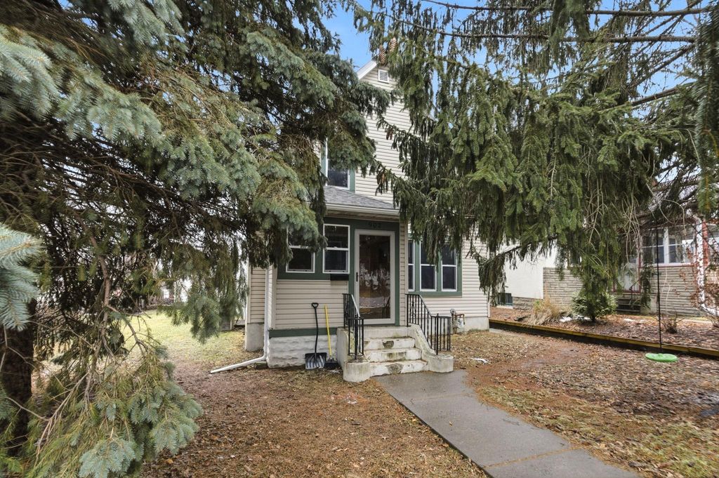 Photo of 902 Dodd Road, West Saint Paul, MN 55118 (MLS # 7018896)