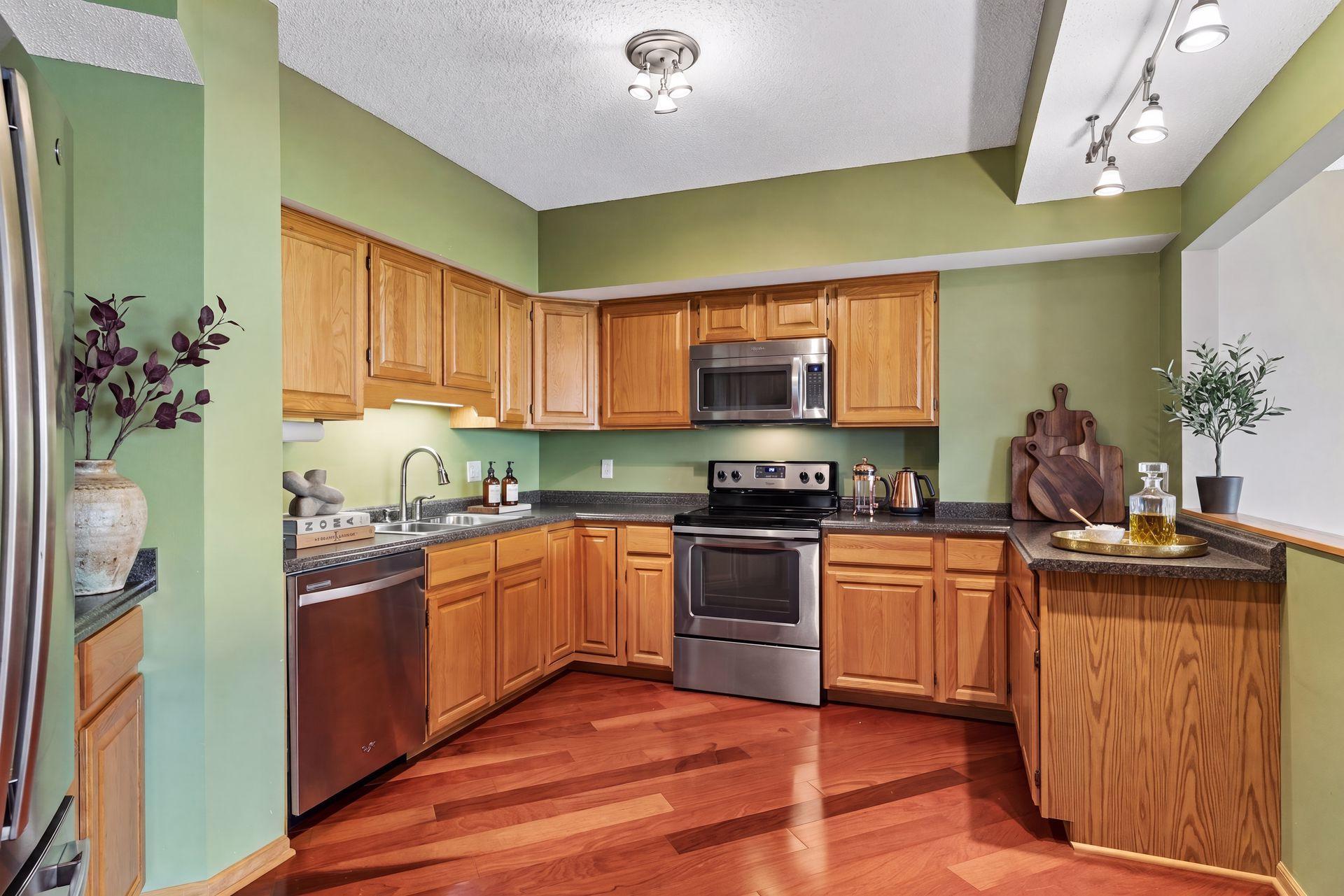 168 6th Street E 3702