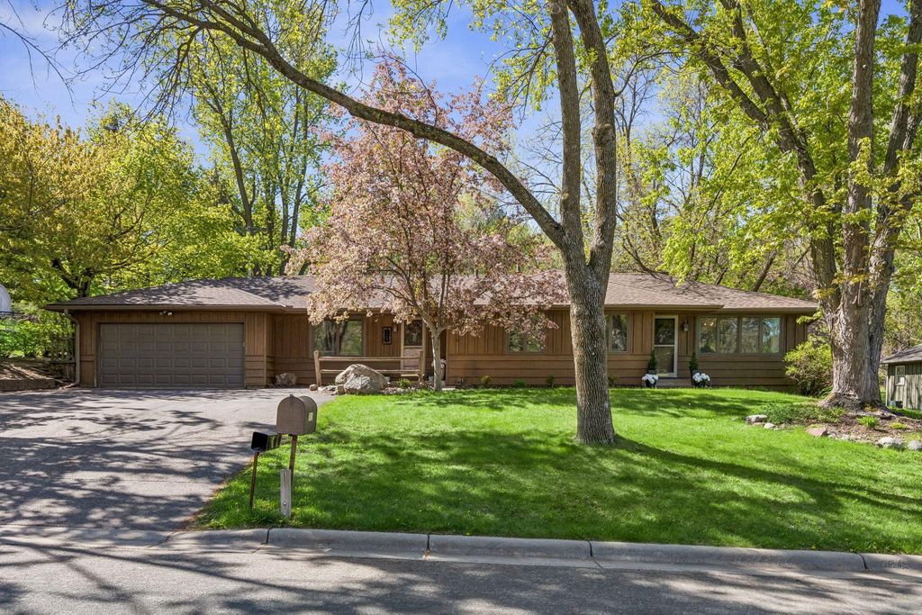 Photo of 1105 Lakeview Drive, Burnsville, MN 55337 (MLS # 7072095)