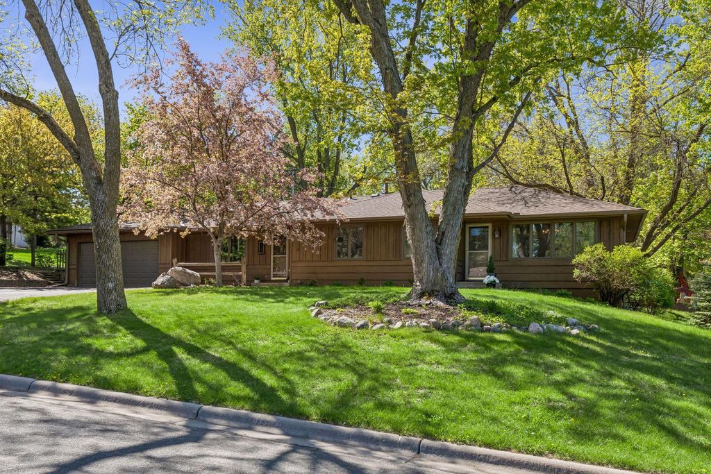 Photo of 1105 Lakeview Drive, Burnsville, MN 55337 (MLS # 7072095)