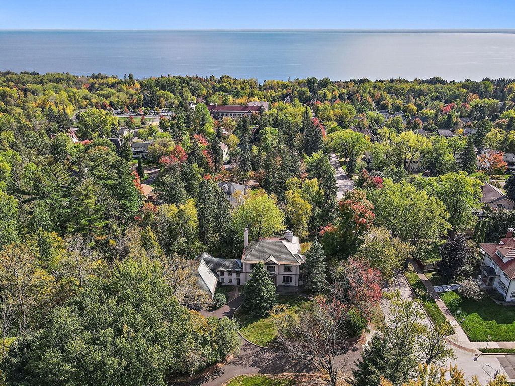 Photo of 124 N Hawthorne Road, Duluth, MN 55812 (MLS # 7021373)